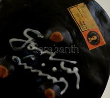 Iparművészeti Vállalatos Gorka Lívia fekete-fehér tálka, mázas kerámia, jelzett, apró kopásokkal, 21...