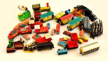 Vegyes gyerekjáték tétel: járművek, vonatok, madarak, figurák, stb., egy doboznyi, érdekes anyag
