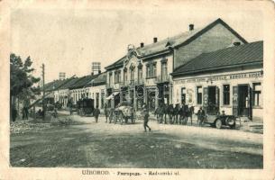 Ungvár, Uzshorod, Uzhorod; Radvanski ulica / utcakép, Kárpátia szálloda, Vendéglő, borozó, kocsma, automobil, üzletek / street view, hotel, restaurant, inn, automobile, shops (EK)