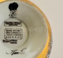 Szász Endre által tervezett Hollóházi porcelán kiöntő, kézzel festett, jelzett , számozott, kopott, ...