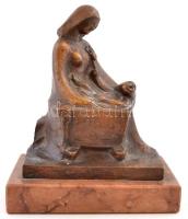 Olcsai Kiss Zoltán (1895-1981): Anya gyermekével. Bronz, jelzett, márvány talapzaton, m:17 cm