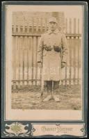 cca 1914-1918 Osztrák-magyar katona, zsákmányolt orosz szuronnyal az oldalán, keményhátú fotó, 16,5×10,5 cm