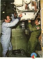 20 db modern vegyes témájú motívumlap, közte szovjet űrhajósok, színészek / 20 modern mixed themed m...