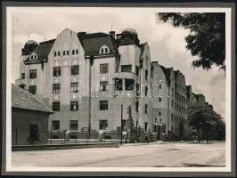 cca 1920-1930 Budapest XIII., MÁV tisztviselő ház, tervezte: Jeney Ernő, albumlapra ragasztott fotó, 12×17 cm