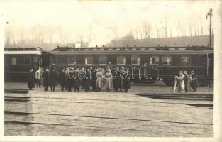 1917 Tiszafüred, Magas rangú katonatisztek érkezése a vasútállomáson főurakkal. Fénykép felvételt készítő katonatiszt állvánnyal. photo