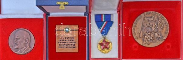 Nagy doboznyi vegyes jelvény, kitüntetés és plakett tétel, közte viselői igazolványok, adományozói o...