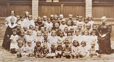 cca 1920 és 1985 között - sokféle témáról - készült fotók vegyes tétele. A képek egy része feliratoz...