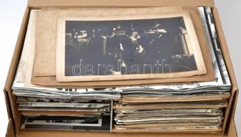 cca 1920 és 1985 között - sokféle témáról - készült fotók vegyes tétele. A képek egy része feliratoz...