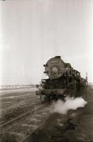 1974 Fotósorozat egy mozdonyról és a mozdonyvezetőről, 33 db vintage negatív, 24x36 mm