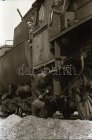 1974 Fotósorozat egy mozdonyról és a mozdonyvezetőről, 33 db vintage negatív, 24x36 mm