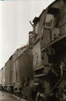 1974 Fotósorozat egy mozdonyról és a mozdonyvezetőről, 33 db vintage negatív, 24x36 mm