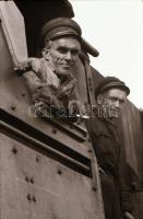 1974 Fotósorozat egy mozdonyról és a mozdonyvezetőről, 33 db vintage negatív, 24x36 mm