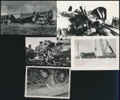 Vasúti balesetek különböző korokból, Fekete György (1904-1990) budapesti fényképész gyűjtéséből 5 db fénykép, 5x9 cm és 7x12,5 cm között
