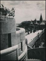 Haár Ferenc (1908-1997) budapesti fotóművész és fotóriporter hagyatékából 2 db pecséttel jelzett, vintage fotó (az egyiken aláírás is van), 19x17 cm és 23,5x18 cm