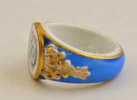 Monogramos szalvétagyűrű, kézzel festett porcelán, jelzés nélkül, kopott, d: 5 cm