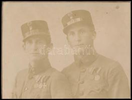 1918 Katonák kitüntetéssel, fotó, kartonra ragasztva, hátulján feliratozva, 11,5×17 cm