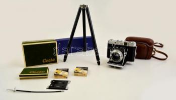 cca 1953 Certo Six 6x6-os távmérős fényképezőgép, Carl Zeiss Tessar 80mm f/2.8 objektívvel, Tempor zárszerkezettel, eredeti bőr tokjában, korabeli állvánnyal, tartozékokkal (színszűrő, 35mm-es toldalék), működőképes, jó állapotban, opálos keresővel / Vintage German Certo Six rangefinder camera, with original leather case and accessories, tirpod, in working condition (the viewfinder needs to be cleaned)