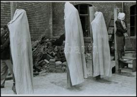 1945 Budapest, háborús bűnös nyilvános kivégzése, 7 db vintage negatívról készült mai nagyítás, 25x1...