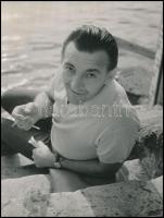 cca 1965 Sinkovics Imre színész a Duna-parton, vintage fotó jelzés nélkül, 24x18 cm