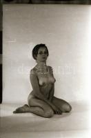 cca 1975 Figurák és pozíciók, szolidan erotikus felvétel sorozat egy kezdő fotómodellről, 37 db vintage negatív, 24x36 mm