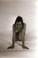 cca 1975 Figurák és pozíciók, szolidan erotikus felvétel sorozat egy kezdő fotómodellről, 37 db vint...