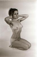 cca 1975 Figurák és pozíciók, szolidan erotikus felvétel sorozat egy kezdő fotómodellről, 37 db vint...