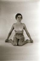 cca 1975 Figurák és pozíciók, szolidan erotikus felvétel sorozat egy kezdő fotómodellről, 37 db vint...