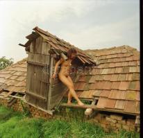 Vetkőzni bárhol lehet, cca 1972 és 1978 között készült, szolidan erotikus felvételek vegyes válogatá...