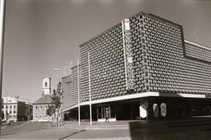 cca 1968 Kecskeméti városképek, utcaképek, épületfotók (Móricz Zs., Villám, Kada, Gáspár utca), 51 d...