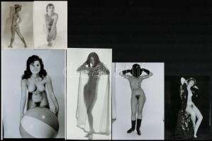 cca 1970 és 1977 között készült, szolidan erotikus felvételek vegyes válogatása, 5 db vintage negatív (6x6 cm) + 8 db vintage fotó, és/vagy mai nagyítás, a papírképek és a negatívok között nincs összefüggés, 9x6 cm és 25x18 cm között