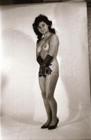 Bugyi nélkül, de kesztyűben, cca 1972-ben készült, szolidan erotikus felvételek, 32 db vintage negat...