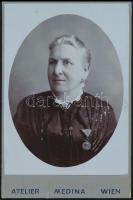 cca 1900 Azonosítatlan nő portréja, jubileumi emlékérem kitüntetéssel (polgári alkalmazottak részére, katonai szalaggal), keményhátú fotó Medina bécsi műteremből, 16,5×11 cm