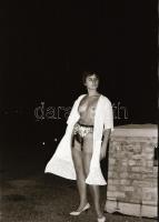 cca 1972 Éjszakai vetkőzőszám a budai várban, szolidan erotikus felvételek, 33 db vintage negatív, 2...