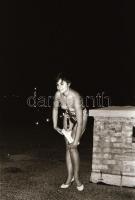 cca 1972 Éjszakai vetkőzőszám a budai várban, szolidan erotikus felvételek, 33 db vintage negatív, 2...