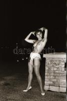 cca 1972 Éjszakai vetkőzőszám a budai várban, szolidan erotikus felvételek, 33 db vintage negatív, 2...