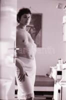 cca 1972 Éjszakai vetkőzőszám a budai várban, szolidan erotikus felvételek, 33 db vintage negatív, 2...