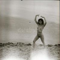 cca 1970 és 1988 között készült, szolidan erotikus felvételek vegyes válogatása, 7 db vintage negatí...