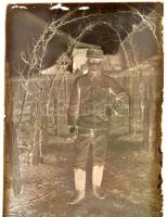 1945 előtti időkből katonákról készült felvételek, 13 db vintage üveglemez negatív, 8x12 cm és 12x16...