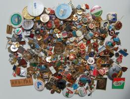 500db jelvény, kitűző, egész világ, régi és új