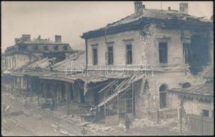 cca 1914 Szétlőtt vasútállomás, fotólap, 9×14 cm