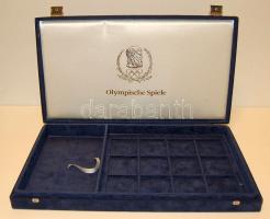 Plüss éremtartó kazetta, kék színbem, 12 + 1 férőhellyel, használt, jó állapotban