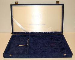 Plüss éremtartó kazetta, kék színbem, 12 + 1 férőhellyel, használt, jó állapotban