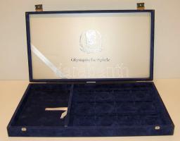 Plüss éremtartó kazetta, kék színbem, 12 + 1 férőhellyel, használt, jó állapotban