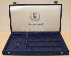 Plüss éremtartó kazetta, kék színbem, 12 + 1 férőhellyel, használt, jó állapotban