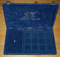 Plüss éremtartó kazetta, kék színbem, 12 + 1 férőhellyel, használt, jó állapotban