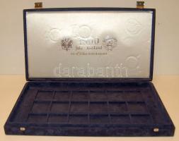 Plüss éremtartó kazetta, kék színbem, 18 férőhellyel, használt, jó állapotban