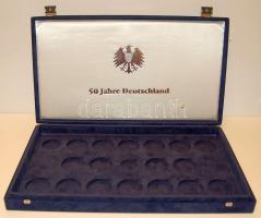 Plüss éremtartó kazetta, kék színbem, 19 férőhellyel, használt, jó állapotban