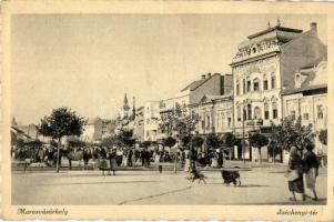 Marosvásárhely, Targu Mures; Széchenyi tér, piac, árusok, Klein, Hübner üzlete, Biztosító Intézet, kutya / square, market vendors, shops, insurance company, dog