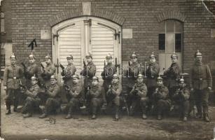 1916 Német katonai csoportkép tüzelő állásban puskákkal / WWI Imperial German Army military group photo, soldiers in firing position with rifles. photo (EK)