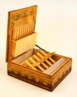 Faragott fa cigarettakínáló dobozka, 12×11×4,5 cm